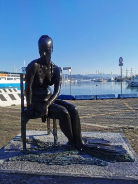 La Spezia, İtalya 02 11 2019: Güneşli bir günde iskelede küçük bir deniz kızı heykeli