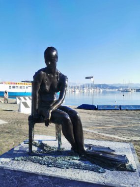 La Spezia, İtalya 02 11 2019: Güneşli bir günde iskelede küçük bir deniz kızı heykeli
