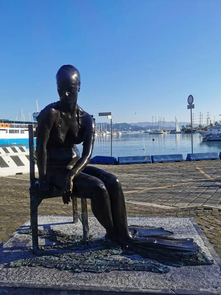 La Spezia, İtalya 02 11 2019: Güneşli bir günde iskelede küçük bir deniz kızı heykeli