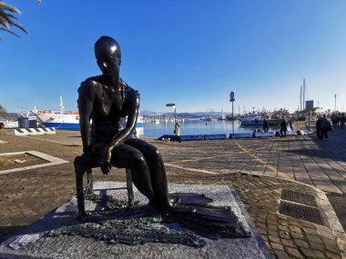 La Spezia, İtalya 02 11 2019: Güneşli bir günde iskelede küçük bir deniz kızı heykeli