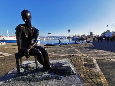 La Spezia, İtalya 02 11 2019: Güneşli bir günde iskelede küçük bir deniz kızı heykeli