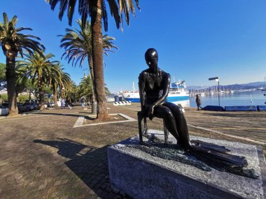 La Spezia, İtalya 02 11 2019: Güneşli bir günde iskelede küçük bir deniz kızı heykeli