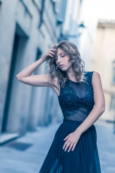 Bela Menina Loira Dança Centro Reggio Emilia Com Vestido Longo — Fotografia de Stock