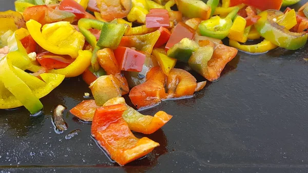 Pimentas Coloridas Cortar Fritar Panela Wok — Fotografia de Stock