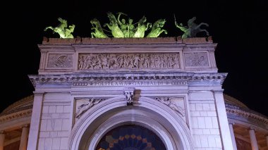 Palermo 'daki politeama garibaldi tiyatrosu aydınlatılmış güzel bir gecede. Yüksek kalite fotoğraf