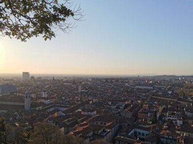 Gün batımında Brescia şehrinin panoraması kale kalesinden geniş bir görüş açısına sahip. Yüksek kalite fotoğraf