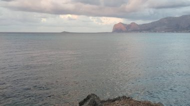 İtalya 'da Calabria plajı. Gün batımında bulutlu bir günde. Yüksek kalite fotoğraf