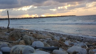 İtalya 'da Calabria plajı. Gün batımında bulutlu bir günde. Yüksek kalite fotoğraf