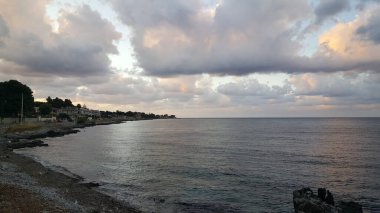 İtalya 'da Calabria plajı. Gün batımında bulutlu bir günde. Yüksek kalite fotoğraf