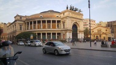 Palermo 'daki politeama garibaldi tiyatrosu aydınlatılmış güzel bir gecede. Yüksek kalite fotoğraf