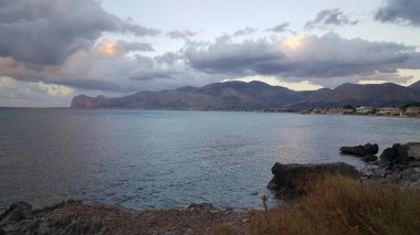 İtalya 'da Calabria plajı. Gün batımında bulutlu bir günde. Yüksek kalite fotoğraf