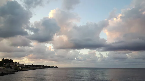 Παραλία Καλαβρίας Στην Ιταλία Ηλιοβασίλεμα Συννεφιασμένη Μέρα Βράχια Υψηλής Ποιότητας — Φωτογραφία Αρχείου