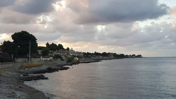 Stranden Kalabrien Italien Vid Solnedgången Mulen Dag Med Klippor Högkvalitativt — Stockfoto