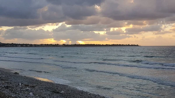 Παραλία Καλαβρίας Στην Ιταλία Ηλιοβασίλεμα Συννεφιασμένη Μέρα Βράχια Υψηλής Ποιότητας — Φωτογραφία Αρχείου