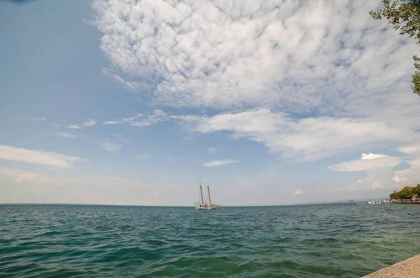Древняя Лодка Сирмионы Озере Гарда Омытая Волнами Закате Высококачественная Парусная — стоковое фото