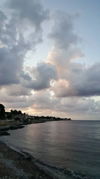 Παραλία Καλαβρίας Στην Ιταλία Ηλιοβασίλεμα Συννεφιασμένη Μέρα Βράχια Υψηλής Ποιότητας — Φωτογραφία Αρχείου