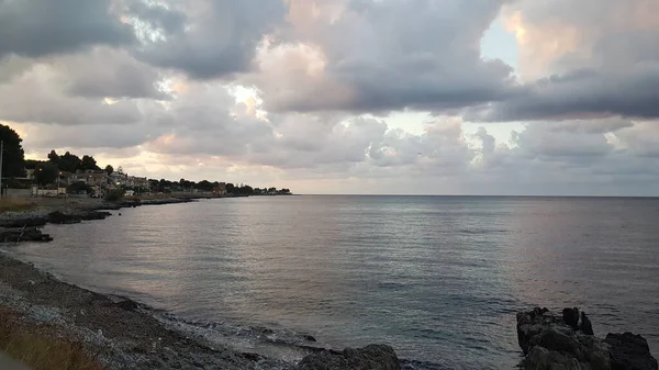 Kalabrien Strand Italien Bei Sonnenuntergang Bewölkten Tag Mit Felsen Hochwertiges — Stockfoto