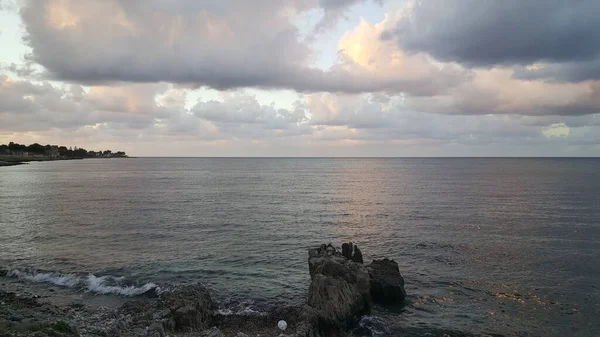 意大利卡拉布里亚海滩 日落时分 多云的一天 岩石铺满 高质量的照片 — 图库照片