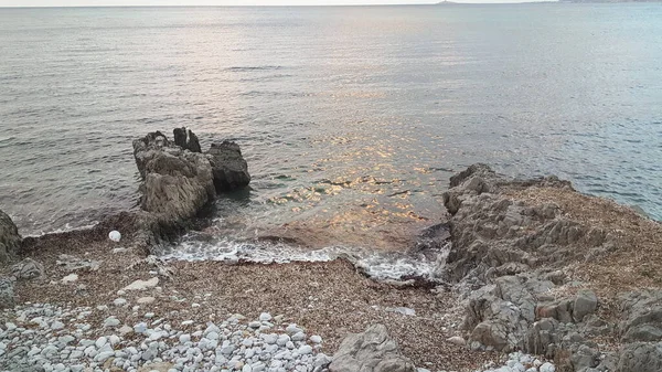 Plaża Kalabria Włoszech Zachodzie Słońca Pochmurny Dzień Skałami Wysokiej Jakości — Zdjęcie stockowe
