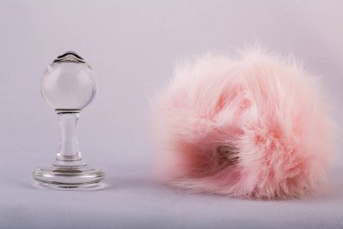 Kristal anal seks oyuncakları ve manyetik tavşan kuyruğu. Yüksek kalite fotoğraf