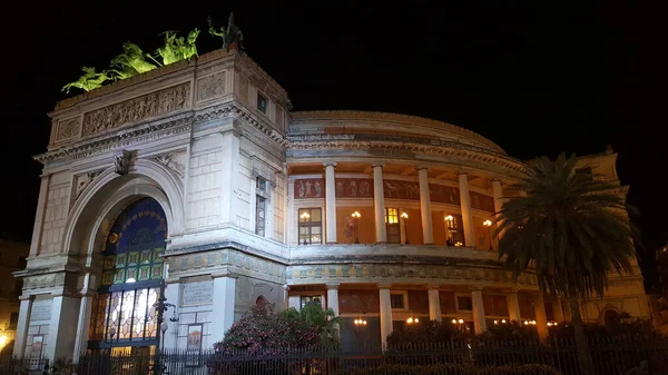 Palermo Daki Politeama Garibaldi Tiyatrosu Aydınlatılmış Güzel Bir Gecede Yüksek — Stok fotoğraf