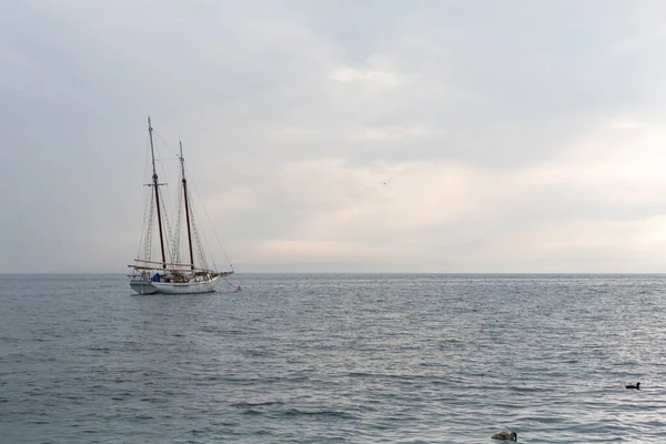 Antica Barca Largo Sirmione Sul Lago Garda Cullata Dalle Onde — Foto Stock