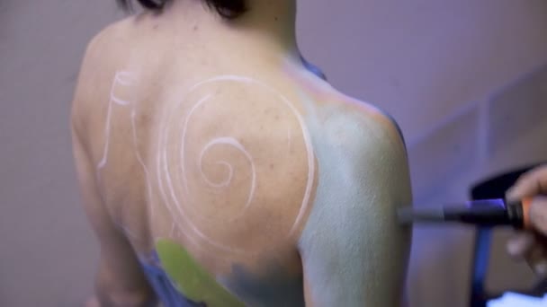 Meisje Geschilderd Met Techniek Van Body Painting Met Borstel Aquarellen — Stockvideo