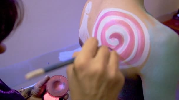 Meisje Geschilderd Met Techniek Van Body Painting Met Borstel Aquarellen — Stockvideo