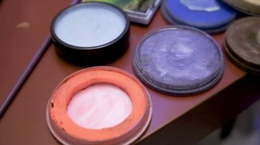 Vücut boyama su renkleri pasta ve metalik renklerde kayar