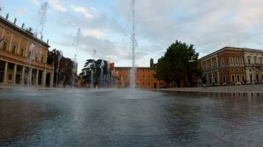 Reggio Emilia 'nın zafer meydanı tiyatro vadilerinin önünde üç renkli parlak çeşme yavaş çekimde