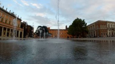 Reggio Emilia 'nın zafer meydanı tiyatro vadilerinin önünde üç renkli parlak çeşme yavaş çekimde