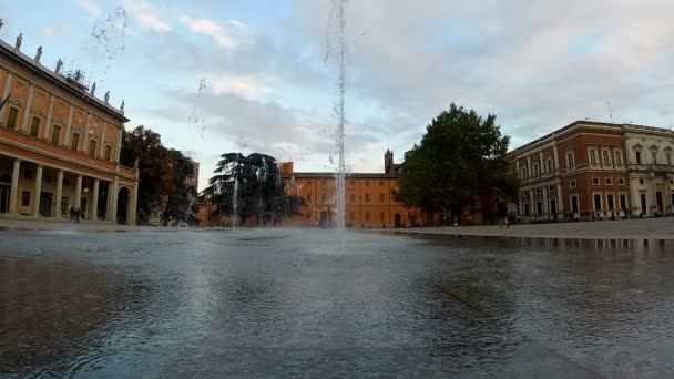 Reggio Emilia Seger Torg Framför Teatern Dalar Tricolor Lysande Fontän — Stockvideo