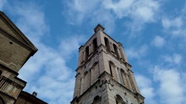 Sonbahar günü Ferrara Katedrali 'nin kulesi