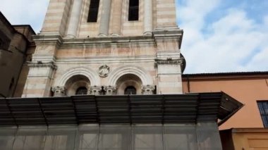 Sonbahar günü Ferrara Katedrali 'nin kulesi