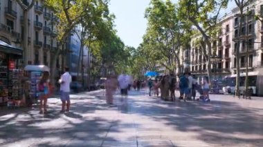 Güneşli bir günde kalabalık kavşakta güzel bir hızlandırılmış bacelona.