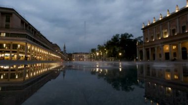 Reggio Emilia tiyatro vadilerinin önündeki zafer meydanında üç renk çeşmesi