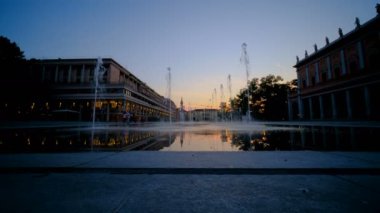 Reggio Emilia zafer meydanı parlak renkli fıskiyeler valli tiyatrosunun önünde çekiliyor.
