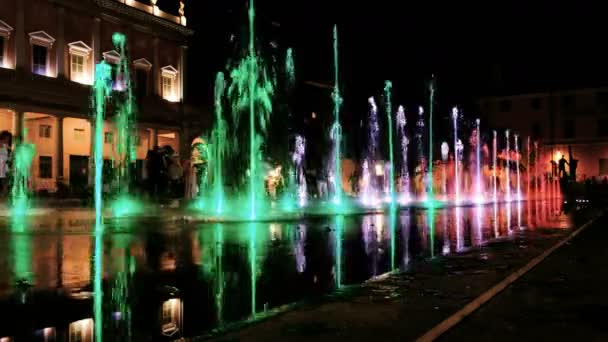 Reggio Emilia Victoria Plaza Fuentes Colores Brillantes Noche Rodaje Frente — Vídeo de stock