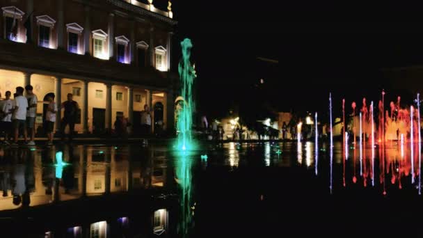 Reggio Emilia Vitória Quadrado Fontes Coloridas Brilhantes Noite Atirando Frente — Vídeo de Stock