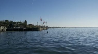 Sirmione kale duvarları ve iç liman Güzel güneşli bir günde Garda Gölü kıyılarında