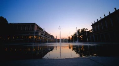 Reggio Emilia zafer meydanı parlak renkli fıskiyeler valli tiyatrosunun önünde çekiliyor.