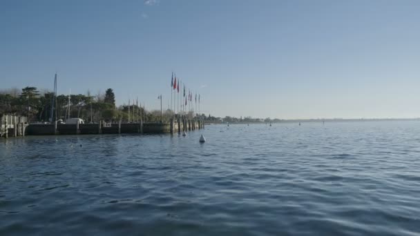 Sirmione Brygga Och Hamn Med Flaggor Vacker Solig Dag Stranden — Stockvideo