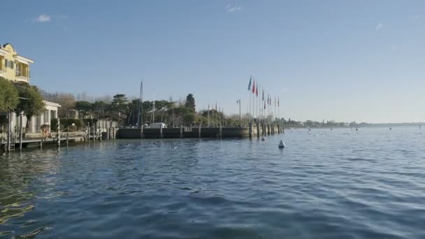 Muelle Sirmione Puerto Con Banderas Hermoso Día Soleado Orillas Del — Vídeos de Stock