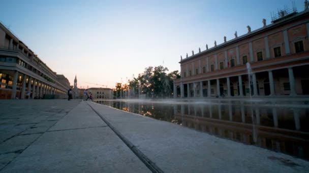 Reggio Emilia Victory Square Bright Colored Fountains Night Shooting Front — Stock Video