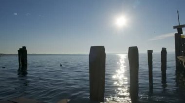 Sirmione rıhtımında, Garda Gölü 'nde gün batımında insanlarla.