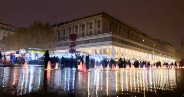 Reggio Emilia seger torg ljusa fontäner i natten skytte framför valli teatern — Stockvideo