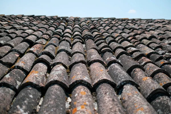Előlegek és régi csempe és tetőcserép terrakotta tetőn — Stock Fotó