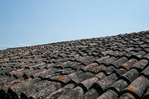 Avanços e azulejos antigos e telhas em terracota telhado — Fotografia de Stock