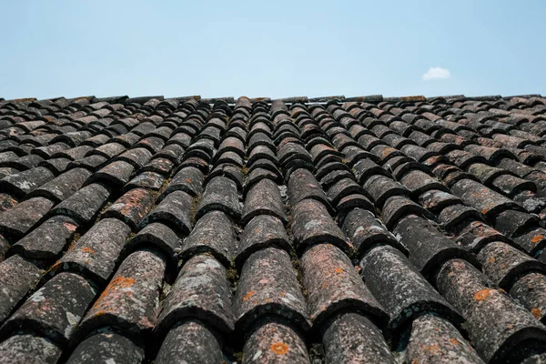 Voorschotten en oude tegels en dakpannen in terracotta dak — Stockfoto