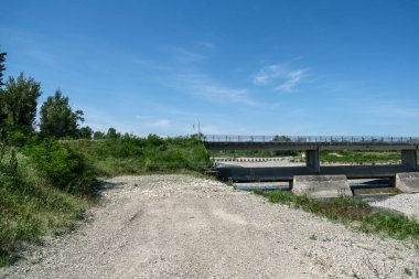 Montecchio Emilia 'daki Enza Nehri' nin üzerinde yaz mevsiminde kurak nehir olan bir köprü. Yüksek kalite fotoğraf